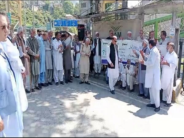 PoJK: Retired employees hold protest against IMF-mandated ban on family pensions