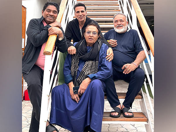 'Housefull 5': Akshay Kumar, Johny Lever, Ranjeet pose together in BTS picture