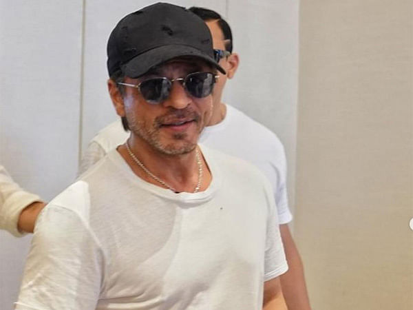 Shah Rukh Khan reaches Abu Dhabi for IIFA Awards 2024, stuns everyone with his dashing look