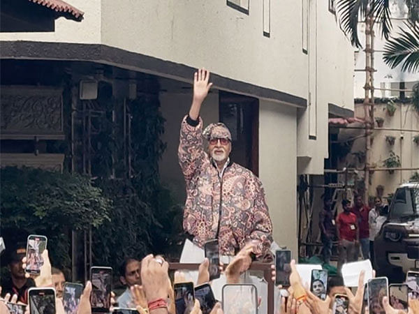  Amitabh Bachchan keeps up with his Sunday ritual of greeting fans outside Jalsa