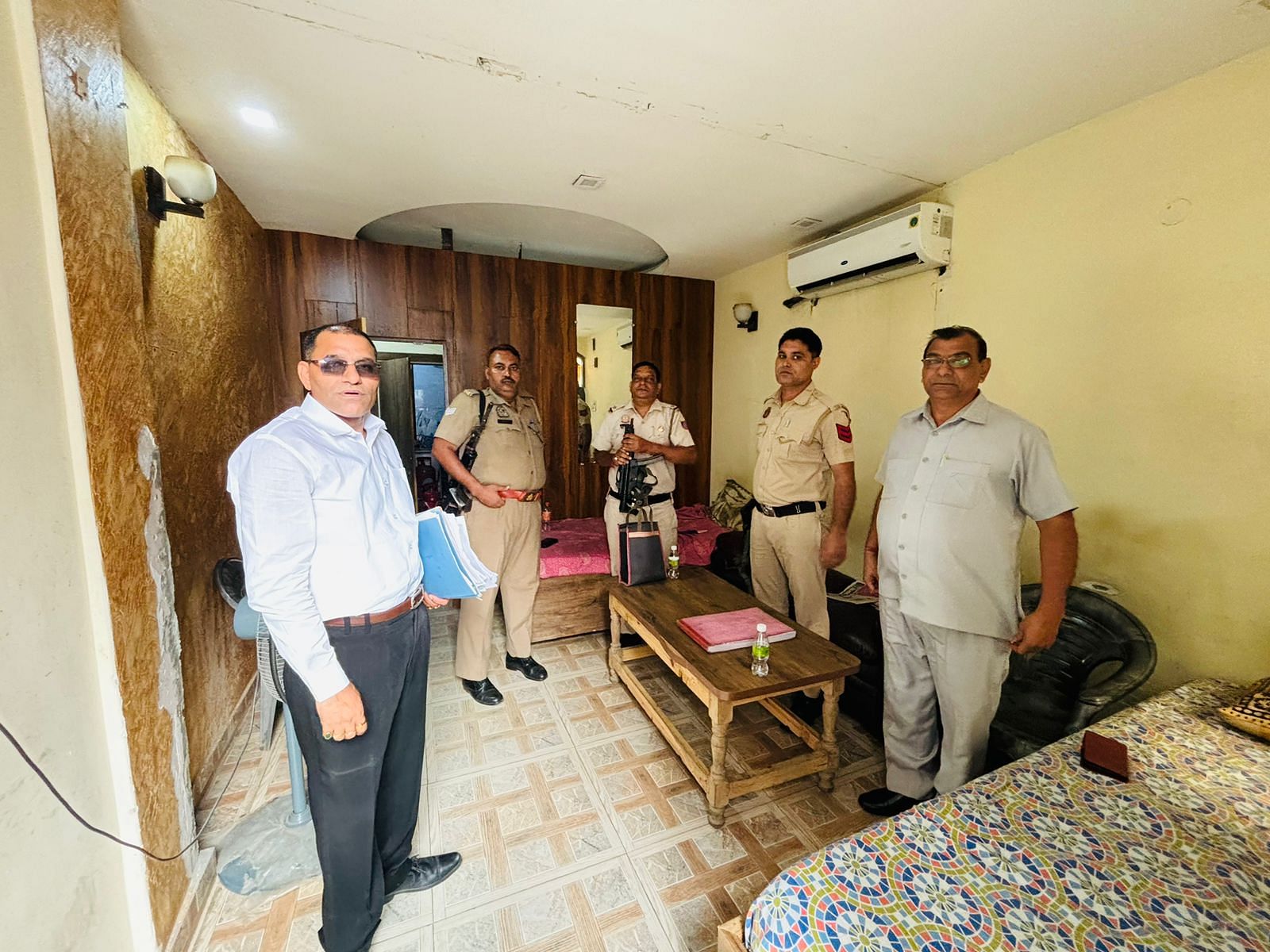 The front room in which Katara’s security spends their time. The wooden wall was added as a partition for the family’s privacy