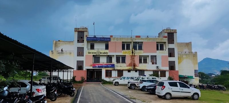सलूंबर के डीएम और एसपी कार्यालय सीमित संसाधनों वाले अनुसूचित जनजाति छात्रावास से संचालित होते हैं | फोटो: कृष्ण मुरारी/दिप्रिंट