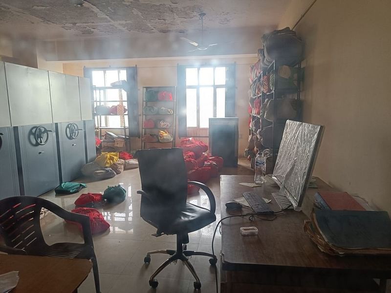 पिछले साल जयपुर से अलग किए गए कोटपुतली के डीएम कार्यालय में दस्तावेज़ और रिकॉर्ड कपड़े के थैलों में बेतरतीब ढंग से रखे हुए हैं. मंद रोशनी उपेक्षा की भावना को बढ़ाती है | फोटो: कृष्ण मुरारी/दिप्रिंट