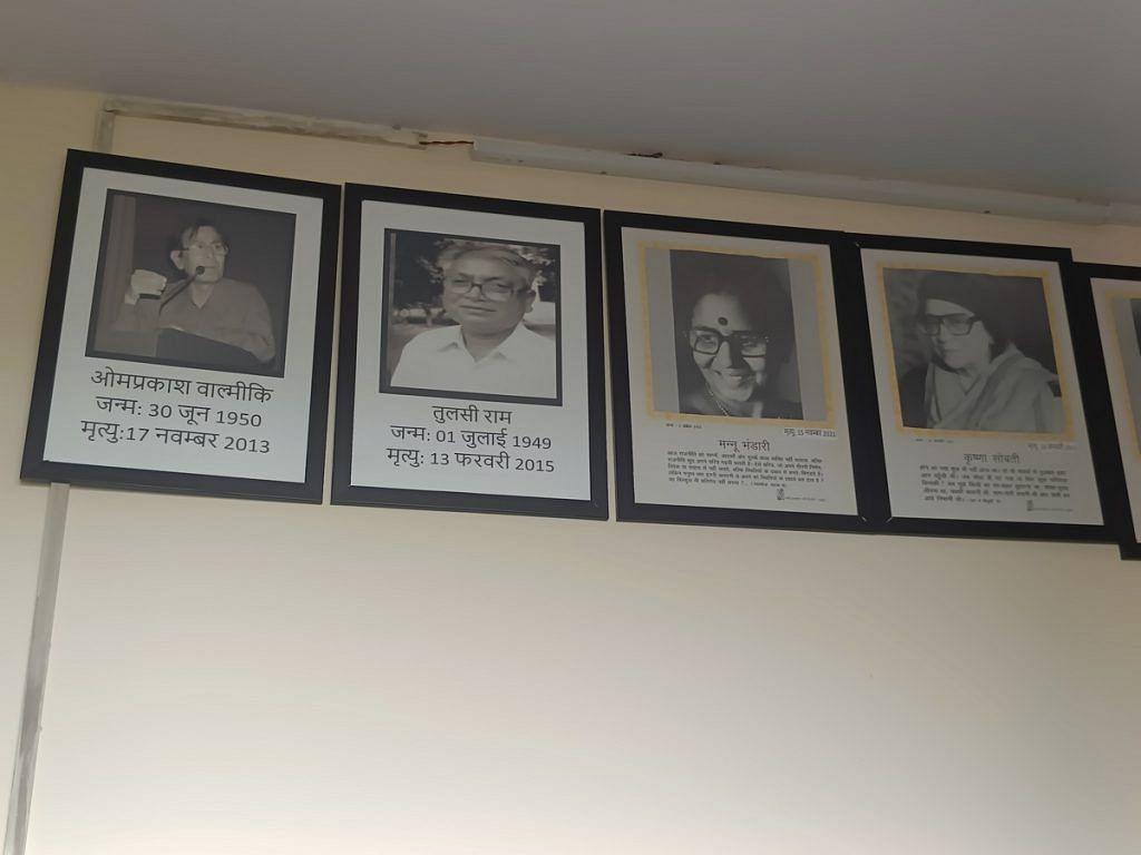 दिल्ली विश्वविद्यालय के दयाल सिंह कॉलेज के हिंदी विभाग में ओमप्रकाश वाल्मीकि और तुलसी राम सहित दलित लेखकों की तस्वीरें | फोटो: कृष्ण मुरारी/दिप्रिंट