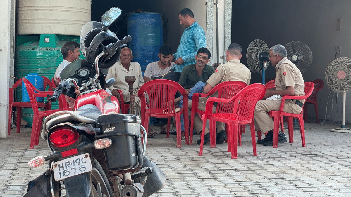 प्रवासी मज़दूरों की रक्षा के लिए झुग्गियों के बाहर पुलिस तैनात की गई है | फोटो: सागरिका किस्सू/दिप्रिंट