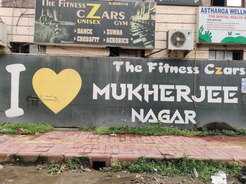 दिल्ली में मुखर्जी नगर यूपीएससी की तैयारी का केंद्र है, खासकर हिंदी माध्यम के छात्रों के लिए. इस इलाके के लिए अभ्यर्थियों का प्यार अभी भी बना हुआ है, हालांकि वे इसकी खामियों से अच्छी तरह वाकिफ हैं | फोटो: अलमीना खातून | दिप्रिंट