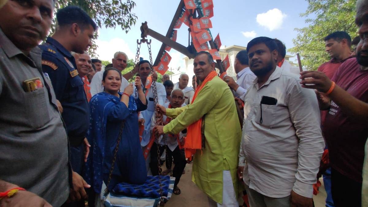 From sporting a pagdi to attempting to sit on a tarazu to be weighed against laddoos, Rao is pulling out all the stops in her campaign efforts. | ThePrint