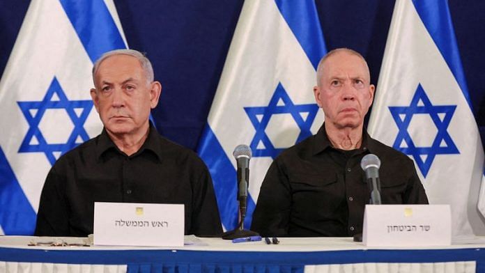 Israel Prime Minister Benjamin Netanyahu and Defence Minister Yoav Gallant during a press conference in the Kirya military base in Tel Aviv, Israel, 28 October 2023 | ABIR SULTAN POOL/Pool via REUTERS/File Photo