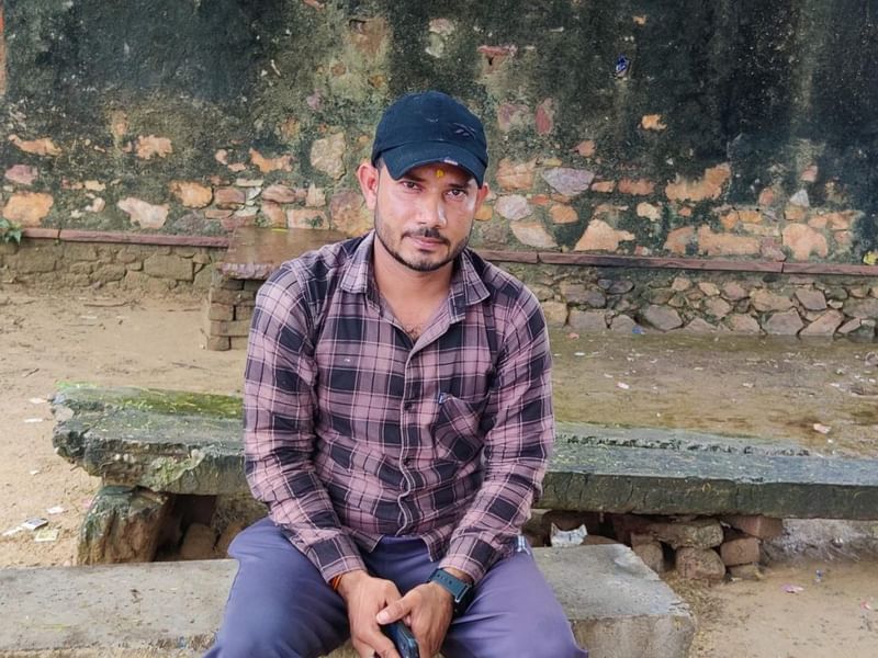 कमल मीणा झालावाड़ जिले में उर्दू पढ़ाते हैं. वे राजस्थान में काम कर रहे सीदड़ा के 100 से ज़्यादा उर्दू शिक्षकों में से एक हैं. उनका कहना है कि ज़्यादातर जगहों पर मुस्लिम छात्र उर्दू पढ़ते हैं, लेकिन सीदड़ा में ‘पूरी तरह हिंदू’ हैं | तस्वीर: कृष्ण मुरारी/दिप्रिंट