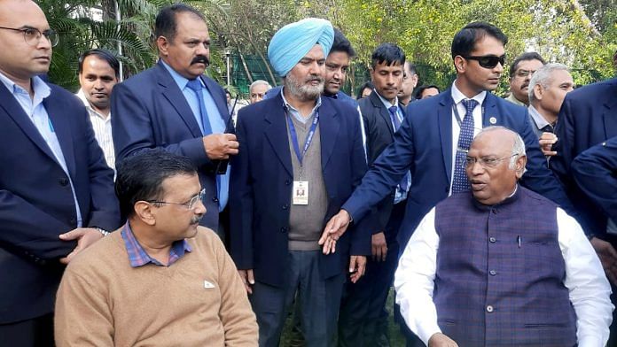 File photo of AAP national convener Arvind Kejriwal and Congress president Mallikarjun Kharge | Representational image | ANI