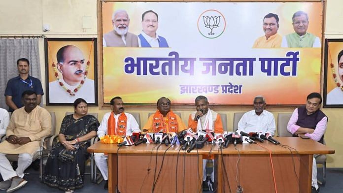 Madhu Koda (third from left) with Lobin Hembrom and BJP leaders Saturday | Photo: X/@BJP4Jharkhand