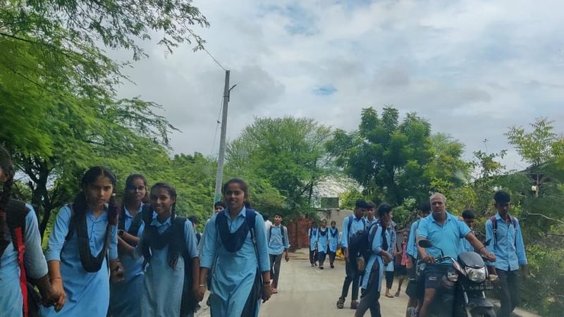 सीदड़ा में उर्दू पढ़ने वालीं लगभग 60 प्रतिशत स्टूडेंट्स लड़कियां हैं. वे ग़ालिब, मीर, मोमिन और फिराक़ की नज़्मों से अच्छी तरह वाकिफ हैं | तस्वीर: कृष्ण मुरारी/दिप्रिंट