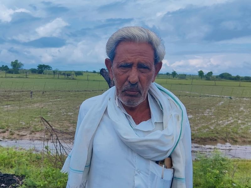 रामसाई का कहना है कि उर्दू के साइनबोर्ड कभी नहीं लगाए गए क्योंकि किसी ने इसके बारे में नहीं सोचा, लेकिन अगले साल की शुरुआत में गांव के सभी उर्दू असातिज़ा को निमंत्रण देके ग़ज़ल और ‘नज़्मों’ के साथ उर्दू फेस्टिवल की योजना बनाई गई | तस्वीर: कृष्ण मुरारी/दिप्रिंट