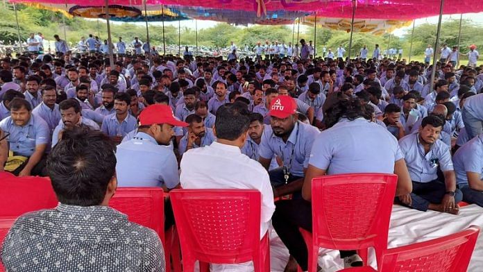 Workers of a Samsung facility speak with their union leader E. Muthukumar during a strike to demand higher wages at its Sriperumbudur plant near Chennai on September 11, 2024. REUTERS/Praveen Paramasivam/File Photo