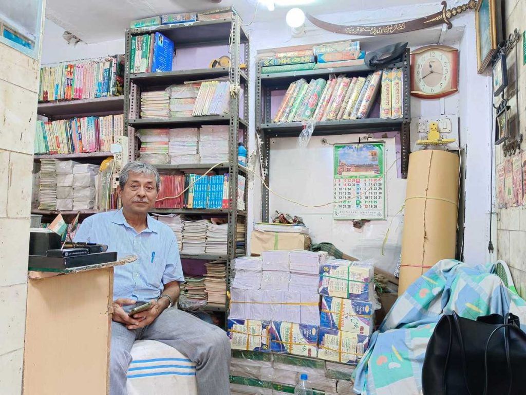 जैसे-जैसे समय बीतता गया, 50 साल पुरानी उनकी किताबों की दुकान में एक और सुस्त दिन शुरू हुआ, शकील अंजुम देहलवी ने कहा कि उन्हें आश्चर्य नहीं होगा अगर उनकी किताबें कबाड़ विक्रेता के पास चली जाएं. फोटो: अलमिना खातून | दिप्रिंट