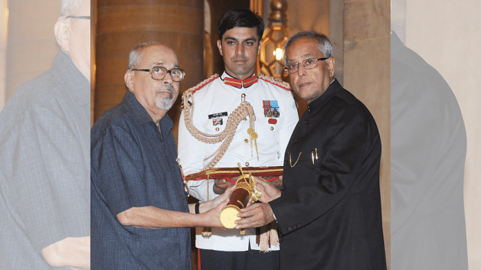 File photo of former president Pranab Mukherjee presenting Padma Bhushan Award to poet Mangesh Padgaonkar at Rashtrapati Bhavan | Pic credit: President's Secretariat