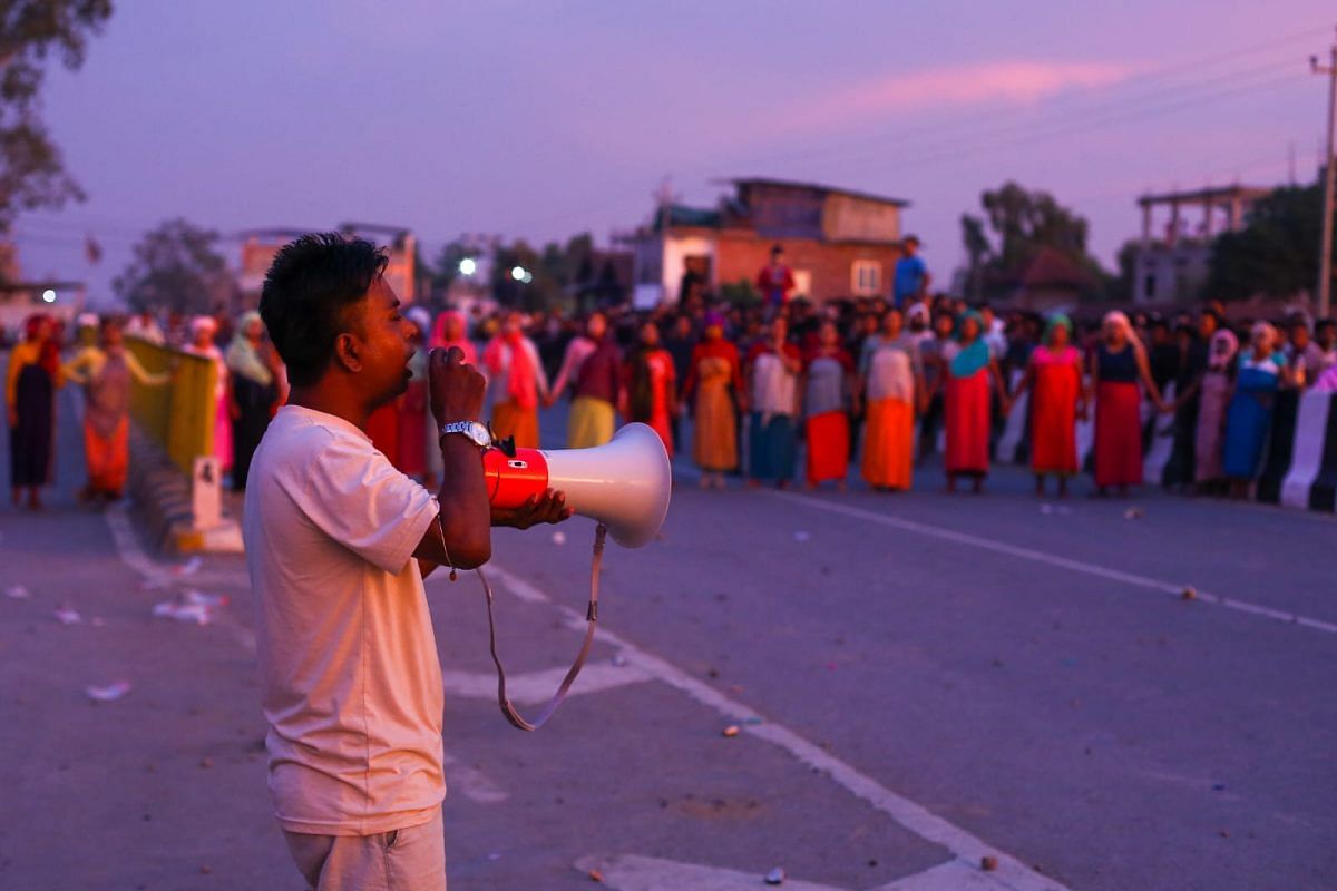 A volunteer with a mic addressing the protesters | Photo: Suraj Singh Bisht | ThePrint 