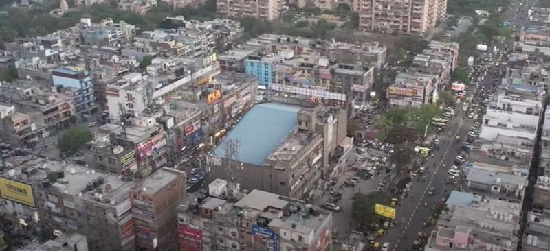 मुखर्जी नगर के भीड़भाड़ वाले इलाके का एरियल व्यू, जिसके बीचो-बीच में बत्रा सिनेमा दिख रहा है. हज़ारों अभ्यर्थी आस-पास के एरिया में चूहे के बिलों जैसे कमरों में रहते हैं | YouTube स्क्रीनग्रैब/सोनू श्योकंद