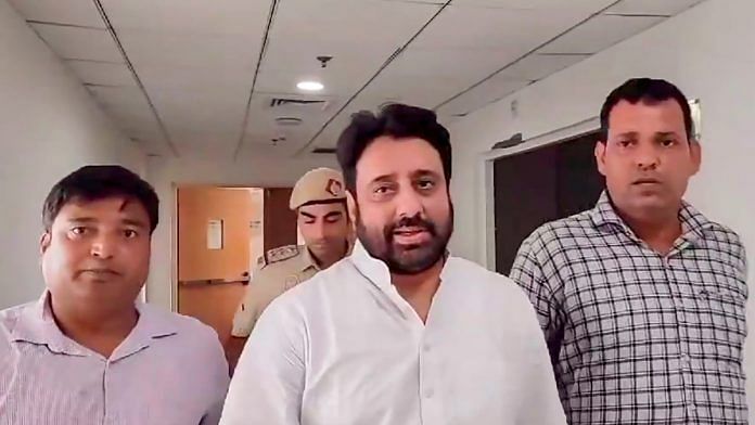 AAP MLA Amanatullah Khan being produced before a court by the Enforcement Directorate offcials in connection with a money laundering case, in New Delhi, Monday, Sept. 2, 2024 | PTI