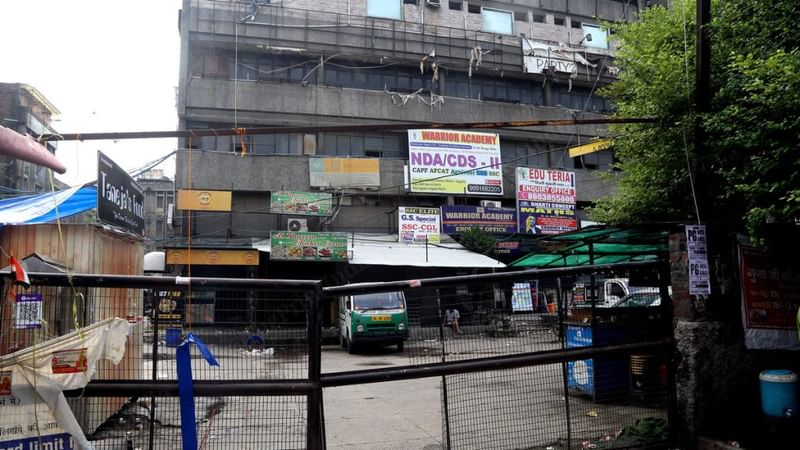 बत्रा सिनेमा, जो कि कभी मुखर्जी नगर में यूपीएससी अभ्यर्थियों के लिए एक लाइवली सोशल स्पॉट हुआ करता था, वह 4 सितंबर, बुधवार को सुनसान दिखाई दे रहा था. फोटो: सूरज सिंह बिष्ट | दिप्रिंट