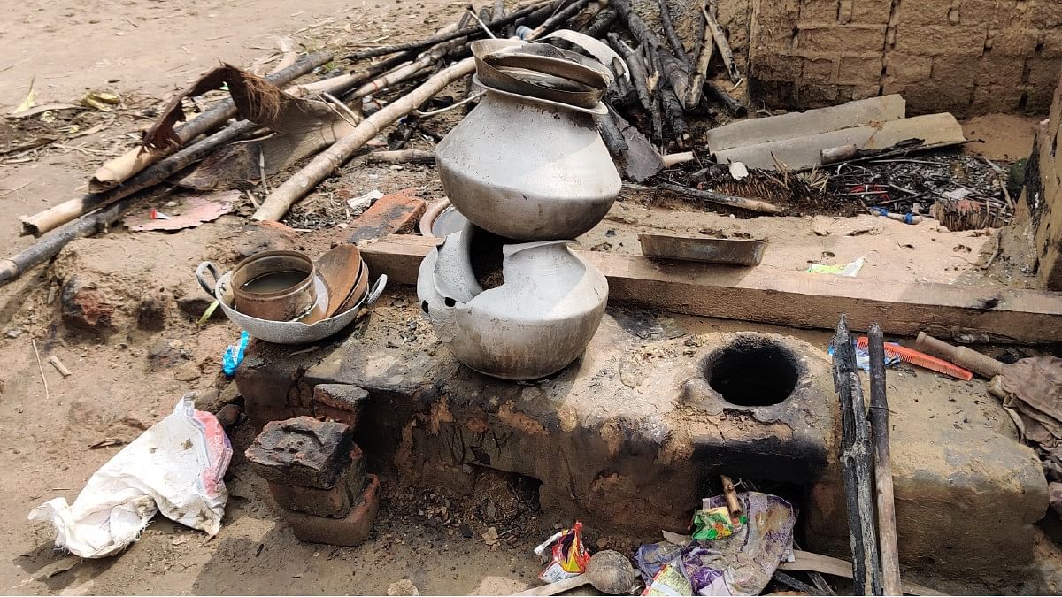 नवादा की दलित बस्ती में जले हुए बर्तन और चूल्हे | फोटो: कृष्ण मुरारी/दिप्रिंट