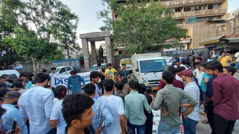 2023 में बत्रा सिनेमा के पास दिशा छात्र संगठन द्वारा आयोजित एक ‘सांस्कृतिक संध्या’, जिसमें पृष्ठभूमि में श्यामा प्रसाद मुखर्जी की प्रतिमा है | फोटो: X/disha_du_