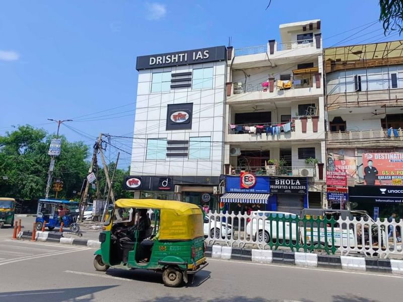 दृष्टि आईएएस मुखर्जी नगर में रहने वाले 80% हिंदी माध्यम के यूपीएससी उम्मीदवारों को सेवाएं प्रदान करता है, ऐसा इसके एक वरिष्ठ प्रबंधक ने बताया. यह नोएडा में स्थानांतरित होने की तैयारी कर रहा है, जहां कुछ महीनों में नया केंद्र चालू होने की उम्मीद है. फोटो: अलमिना खातून | दिप्रिंट