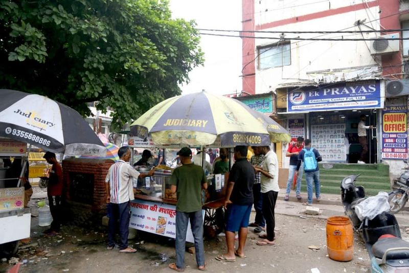 मुखर्जी नगर में कई स्टॉलों में से एक पर नाश्ता करते छात्र | फोटो: सूरज सिंह बिष्ट | दिप्रिंट