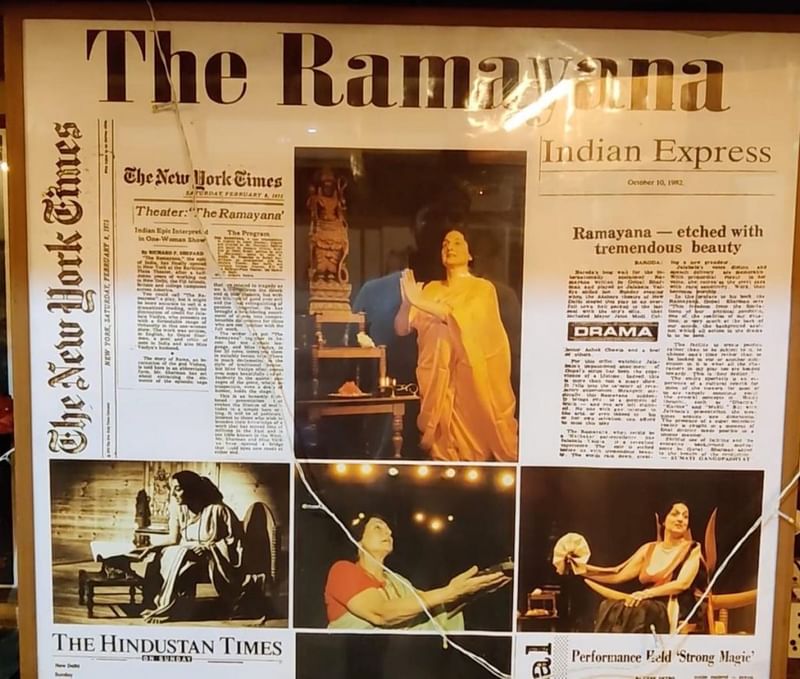 अक्षरा थिएटर में राष्ट्रीय और अंतर्राष्ट्रीय अखबारों की समीक्षाओं का फ्रेममयुक्त संग्रह. हरेक में गोपाल शरमन की ‘द रामायण’ में जलाबाला वैद्य के अभूतपूर्व बहु-भूमिका प्रदर्शन की प्रशंसा है। फोटो: दानिशमंद खान/दिप्रिंट