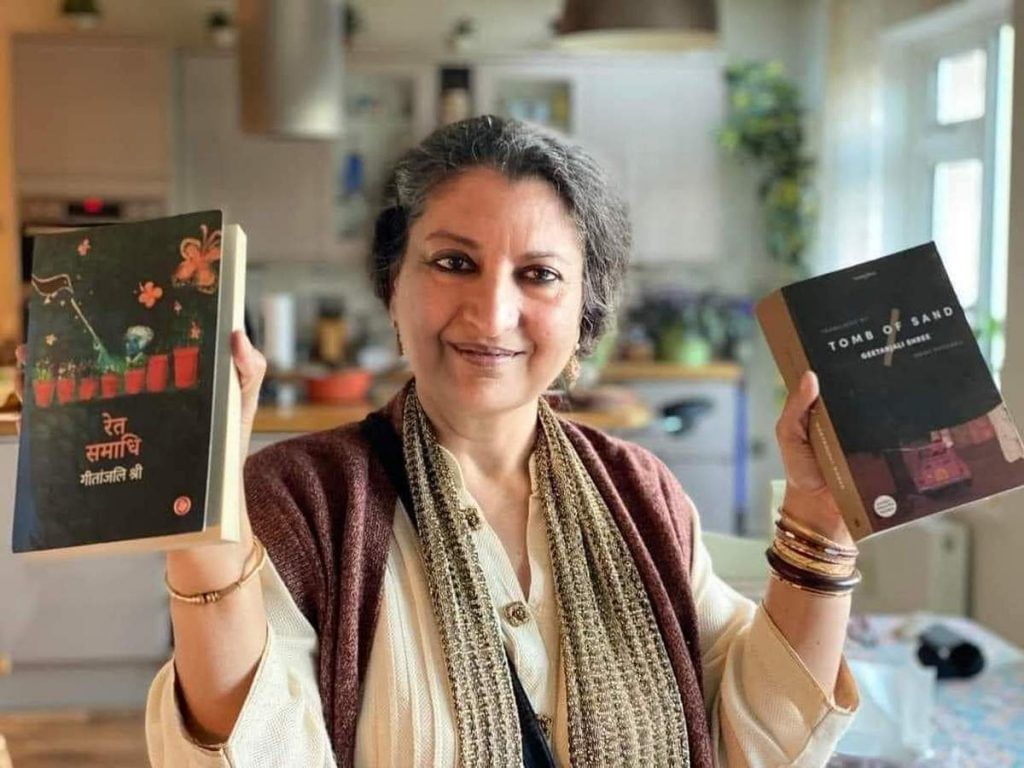 अंतर्राष्ट्रीय बुकर पुरस्कार विजेता लेखिका गीतांजलि श्री अपनी प्रसिद्ध पुस्तक रेत समाधि के साथ | फोटो: स्पेशल अरेंजमेंट