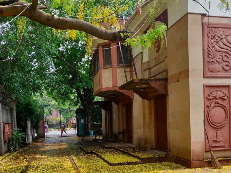 अक्षरा थिएटर का विशिष्ट मुखौटा | फोटो: इंस्टाग्राम/@aksharatheatredelhi
