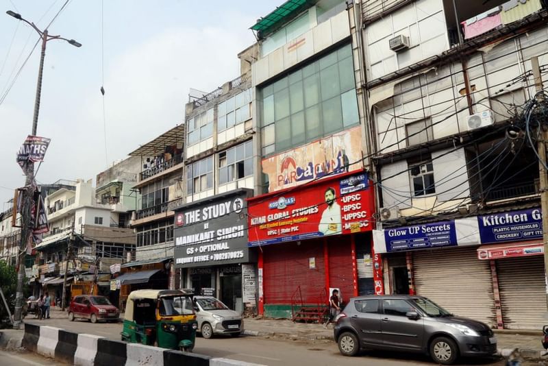 मुखर्जी नगर की गलियों में स्थित कई कोचिंग सेंटरों के शटर गिरे हुए हैं. एमसीडी ने उचित निकास, वेंटिलेशन और अग्निशमन विभाग की एनओसी सहित सुरक्षा नियमों का पालन न करने के कारण 30 से अधिक संस्थानों को सील कर दिया है. फोटो: सूरज सिंह बिष्ट | दिप्रिंट
