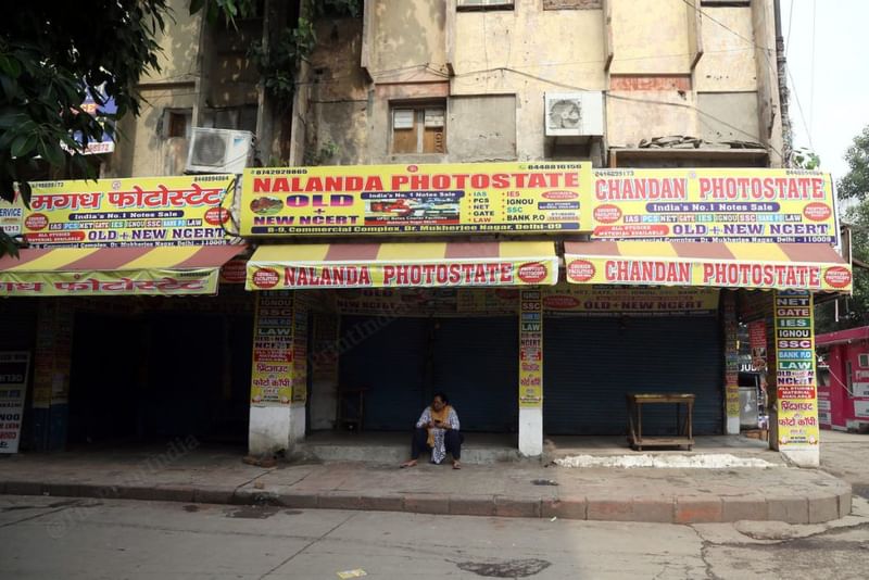 Mukherjee nagarमुखर्जी नगर में फोटोकॉपी की दुकानें सप्ताह के दिनों में बंद रहती हैं, यह नजारा दुर्लभ है. ये दुकानें छात्रों के लिए जीवनरेखा हैं, जहाँ चौबीसों घंटे नोट्स और परीक्षा सामग्री तैयार की जाती है | फोटो: सूरज सिंह बिष्ट | दिप्रिंट