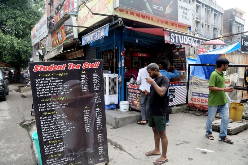 मुखर्जी नगर में कई अन्य जगहों की तरह स्टूडेंट टी स्टॉल भी यूपीएससी उम्मीदवारों के निरंतर आने-जाने से फल-फूल रहा है. ये स्टॉल छात्रों की ज़रूरतों और दिनचर्या के हिसाब से बनाए गए हैं, और पलायन शुरू होने के साथ ही उनके लिए भी खतरे की घंटी बजनी शुरू हो गई है. फोटो: सूरज सिंह बिष्ट | दिप्रिंट