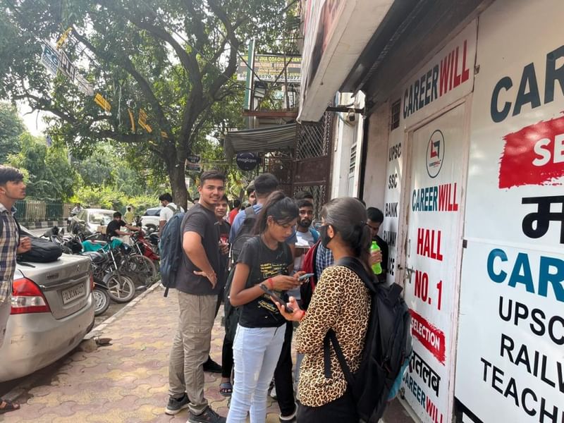 मुखर्जी नगर में एक कोचिंग सेंटर के बाहर एकत्रित हुए छात्र. इस तरह के दृश्य जल्द ही कम हो सकते हैं, लेकिन यहां कई लोग इस बात पर जोर देते हैं कि उम्मीदवार और ईको सिस्टम इस तूफान का सामना कर लेंगे | फोटो: नूतन शर्मा | दिप्रिंट