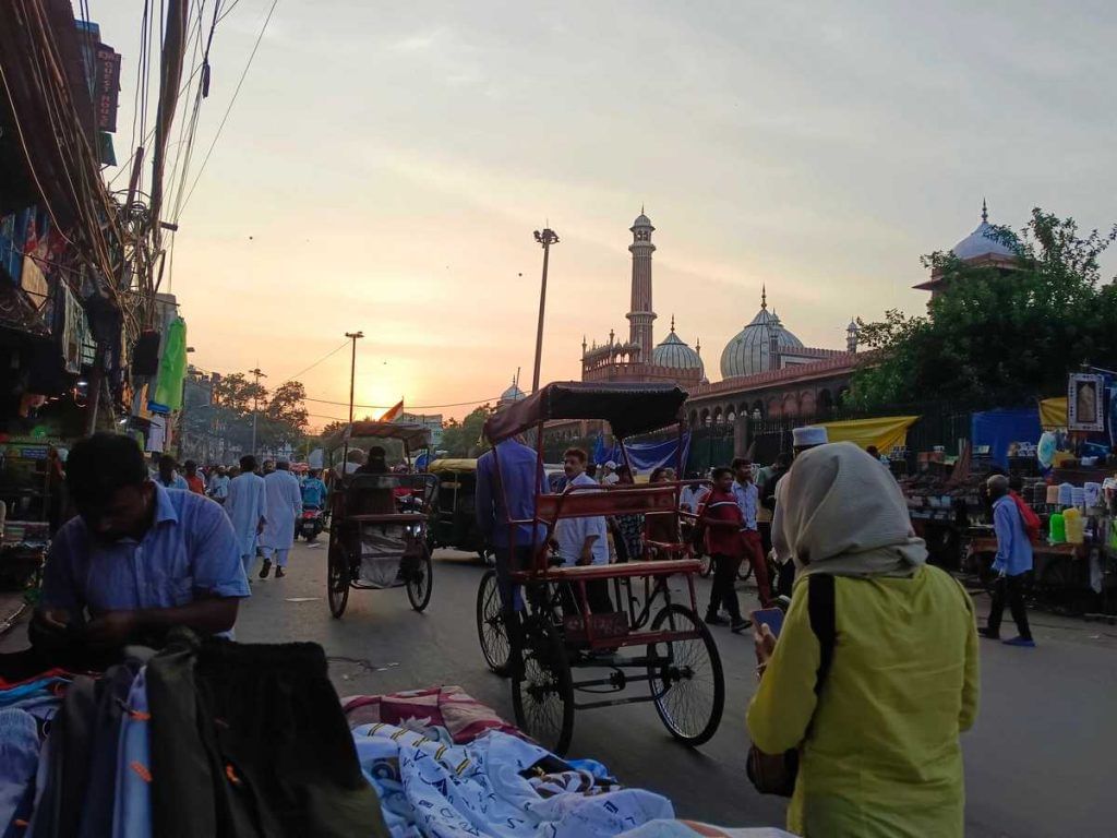 पुरानी दिल्ली का उर्दू बाज़ार, जो कभी कवियों, विद्वानों, छात्रों और शोधकर्ताओं से भरा साहित्यिक स्थल था, अब खरीदारों और भोजन करने वालों से भरा हुआ है. फोटो: अलमिना खातून | दिप्रिंट