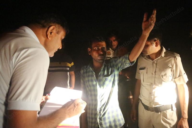 गौरक्षकों से मिली सूचना के बाद पुलिस ने संदिग्ध गौ तस्कर वसीम से पूछताछ की | फोटो: सूरज सिंह बिष्ट/दिप्रिंट