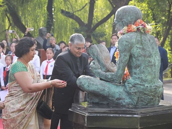 Indian envoy, his wife pay tribute to Mahatma Gandhi at Jintai Museum in China