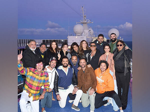 Akshay Kumar, Fardeen Khan, Abhishek Bachchan pose with 'Housefull 5' team on a cruise