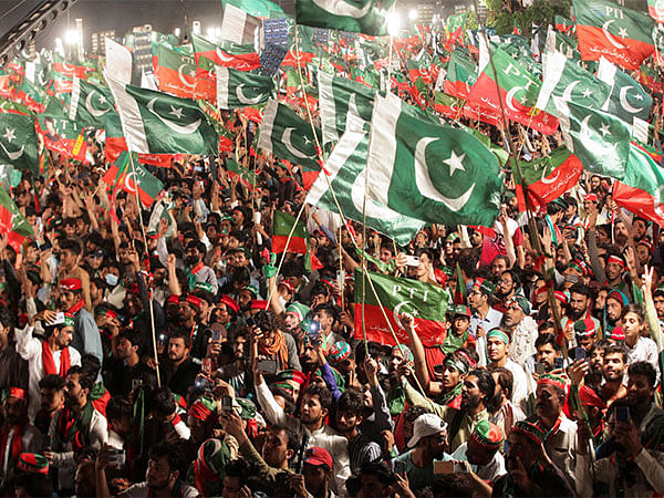 Islamabad: Clashes between Pakistan Tehreek-e-Insaf supporters and police at D-Chowk 