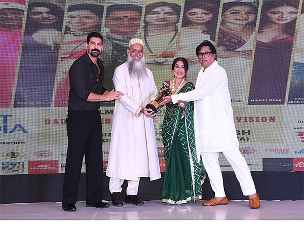 Mustafa Yusufali Gom Honoured at Dadasaheb Phalke Television Awards 2024