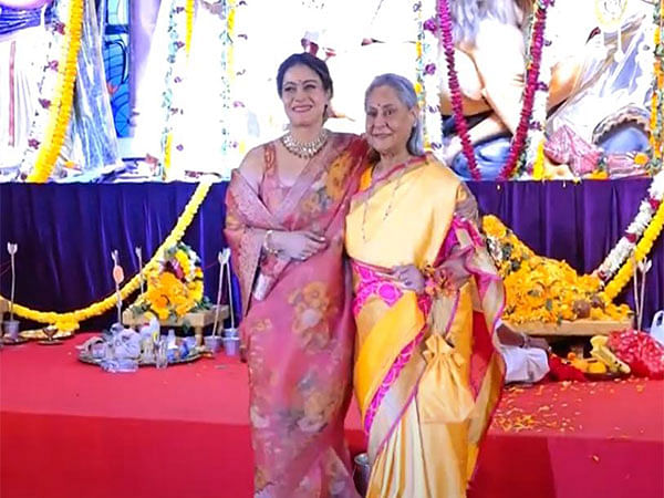 Jaya Bachchan poses with Kajol, offers prayers at Durga Puja pandal