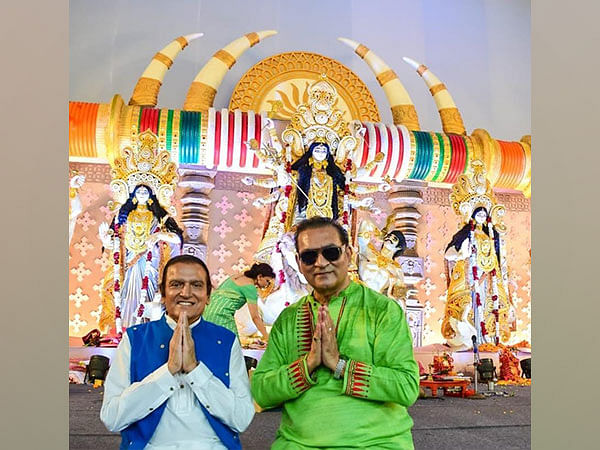 Philanthropist Dr Dinesh Shahra Seeks Divine Blessings at Mumbai's Durga Festival Event