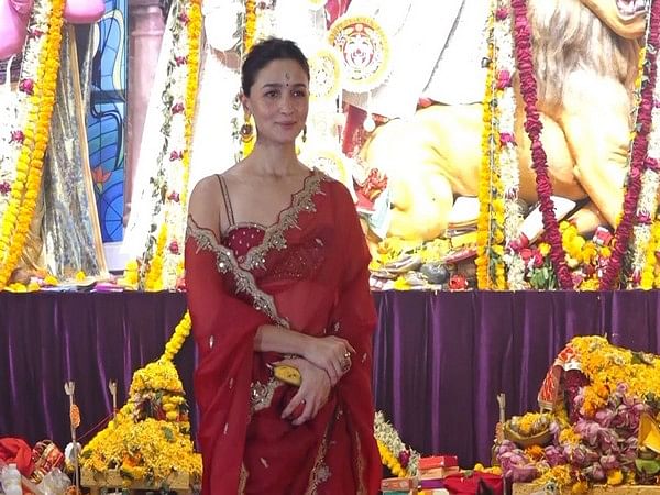 After Ranbir, Alia Bhatt seeks blessings at Durga Puja pandal in Mumbai