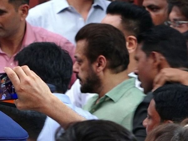 Salman Khan visits Baba Siddique's residence to pay respect