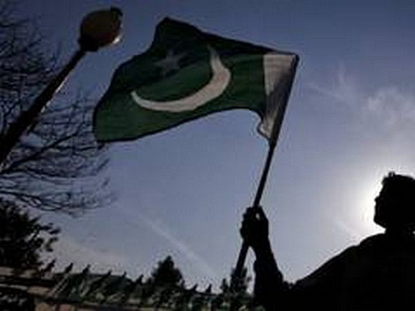 Police clash with protesters outside Karachi press club during Sindh Rawadari march