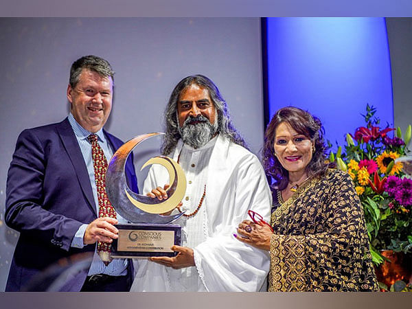 Mohanji honored with Humanitarian Award at 2024 Conscious Companies Awards in Johannesburg, South Africa