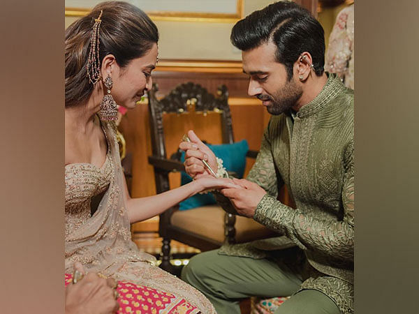 Kriti Kharbanda opts for minimal mehendi on her first Karwa Chauth