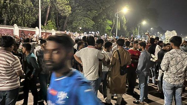 Bangladesh protesters seige presidential palace