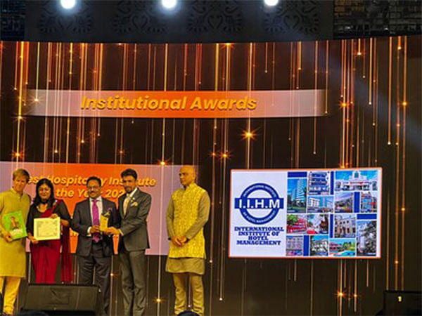 IIHM bags the Best Hospitality Management Institution of the Year at FHRAI Convention